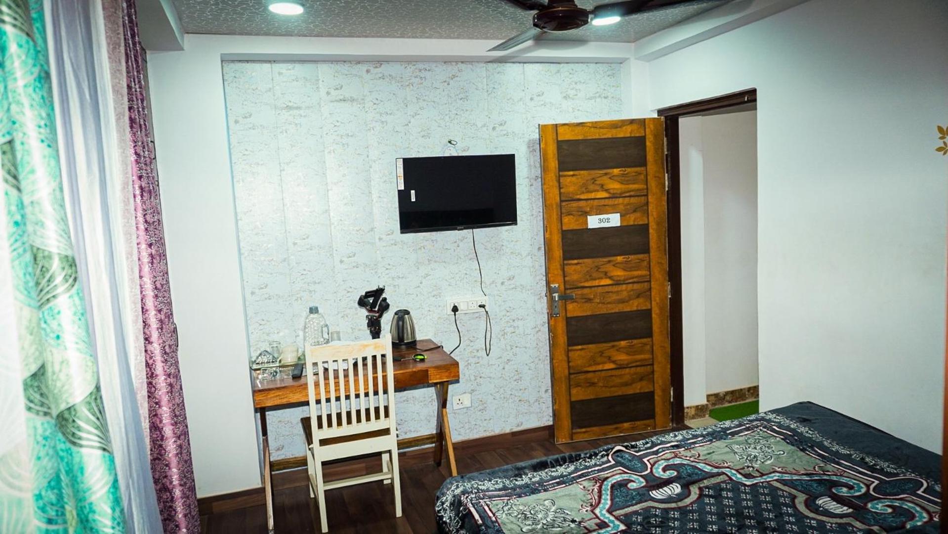 Flips With Mykonos Guest House Yeni Delhi Dış mekan fotoğraf